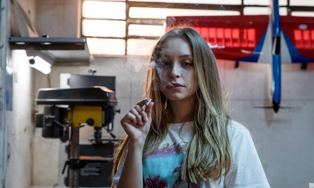 A Menina Que Matou Os Pais Assistir Carla Diaz divulga cena inédita do filme de Suzane Richthofen - Blog